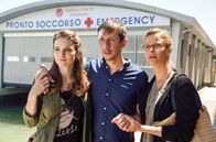 Donna Leon – Paola (Julia Jäger, re.) und ihre Tochter Chiara (Laura-Charlotte Syniawa) holen Raffi (Patrick Diemling) aus dem Krankenhaus ab.
