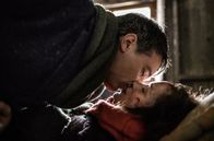Sturm der Liebe – Im Fiebertraum fantasiert Eva (Uta Kargel, r.), dass Robert (Lorenzo Patané, l.) sie küsst.