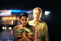 Tor zum Himmel – Nisha (Masumi Makhija) steht unbekleidet und beschämt vor Herrn Novak (Uwe Kier). Sie hat herausgefunden, dass die Geschichten, die man über ihn erzählt, nicht stimmen.