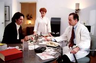Kommissar Rex – Kommissar Moser (Tobias Moretti, li.) verhört den verdächtigen Frauenarzt Bernhard Fuchs (Karlheinz Hackl) und seine Frau Gerda (Gertraud Jesserer).