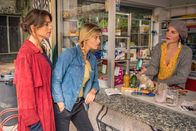 SOKO München – Katharina Hahn (Bianca Hein, l.) und Resi Schwaiger (Mersiha Husagic, M.) befragen Gitti Straubinger (Marisa Burger, r.) in ihrem Kiosk.
