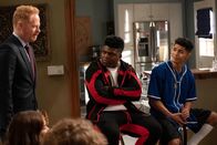 Modern Family – v.li.: Mitchell Pritchett (Jesse Tyler Ferguson), Derek (Charles Lott Jr.), Carlos (Jeremy Isaiah Becerra)