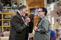 The Big Bang Theory – Vater Alfred (Judd Hirsch, l.) und Sohn Leonard (Johnny Galecki, r.) kurz vor der Hochzeit. Wird es diesmal tatsächlich Leonards letztes Ja-Wort sein?