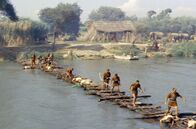 Hannibal – Die Holzkonstruktion, die Hannibals Heer nutzt, um den Fluss zu überqueren, wird nach einem Angriff der Römer zerstört.