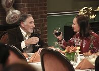The Big Bang Theory – Leonard und Penny beschließen, ihre Hochzeit mit Freunden und der Familie nachzufeiern. Es gibt nur ein Problem: Leonards Mutter Beverly versteht sich weder mit ihrem Exmann Alfred (Judd Hirsch, l.), noch mit Sheldons Mutter Mary (Laurie Metcalf, r.) besonders gut ...