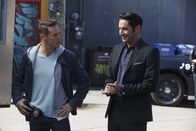 Lucifer – Nach seinem Erlebnis mit Linda entschließt sich Lucifer (Tom Ellis, r.) dazu, nicht länger er selbst zu sein, sondern mehr wie ein langweiliger Mensch. Daraufhin sucht er sich ausgerechnet Dan (Kevin Alejandro, l.) als Vorbild ...