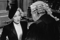 Zeugin der Anklage – Christine Vole (Marlene Dietrich) und Strafverteidiger Sir Wilfrid Robarts (Charles Laughton)