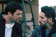 Manayek - Die Verräter – Barak (Amos Tamam, li.) mahnt Leibowitz (Doron Ben-David, re.) angesichts der laufenden Ermittlungen gegen ihn zur Vorsicht.