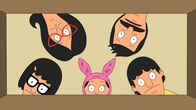 Bob's Burgers – Ahnen noch nicht, dass der Streit mit einem Hubschrauber Hersteller plötzlich eskaliert: (im Uhrzeigersinn) Tina, Linda, Bob, Gene und Louise ...