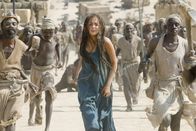 10,000 BC – Der erfolgreiche Abschluss einer Mammutjagd soll dem Jäger D'Leh das Herz von Evolet (Camilla Belle) einbringen. Doch dann wird die attraktive Frau von einer Bande geheimnisvoller Krieger entführt ...