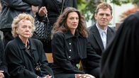 Das Begräbnis – Hildegard (Christine Schorn, li.) mit ihrer jüngeren „Nachfolgerin“ Gaby (Catrin Striebeck) und deren Sohn Kevin (Enno Trebs).