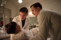 Charité – Otto (Jannik Schümann, M.) und Pfleger Martin (Jacob Matschenz, r.) kümmern sich um Emil, der von einem Blindgänger getroffen wurde.