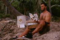 Cast Away - Verschollen – Fernab von der Zivilisation wird der Überlebenswille von Chuck (Tom Hanks) stark auf die Probe gestellt. Eines Tages wird ein alter Volleyball an sein kleines Inselreich angeschwemmt ...