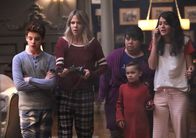 The Mick – Als Mickey (Kailtin Olson, 2.v.l.), Alba (Carla Jimenez, 2.v.r.), Sabrina (Sofia Black-D'Elia, r.) und Ben (Jack Stanton, vorne) begreifen, auf wen Chip (Thomas Barbusca, l.) soeben geschossen hat, probieren sie mit allen Mitteln zu verhindern, dass die Polizei vorbeikommt ...