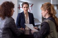 Großstadtrevier – Harry Möller (Maria Ketikidou, l.) und Nina Sieveking (Wanda Perdelwitz, r.) müssen sich mit einer fiktiven Todesanzeige für Alina Römer (Tabita Johannes, M.), die im Internet aufgetaucht ist, befassen.