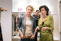 Akte Ex – Mord in einer Boutique: Kristina Katzer (Isabell Gerschke, l.) befragt Carla Mittelstedt (Marijam Agischewa, r.) und Mia Schramm (Carolin Haupt, M.).