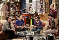 The Big Bang Theory – Die Nerds haben ein neues Spiel für sich entdeckt, das ihnen ihm wahrsten Sinne des Wortes den Atem raubt: (v.l.n.r.) Leonard (Johnny Galecki), Sheldon (Jim Parsons), Raj (Kunal Nayyar), Penny (Kaley Cuoco) und Howard (Simon Helberg) ...