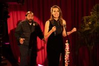 Check Check – Ertu Karahanci (Kailas Mahadevan, l.); Sabine Grünberg (Doris Golpashin, r.)