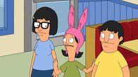 Bob's Burgers – Freuen sich unglaublich darüber, dass ihre eigene Art von Kunst im Restaurant viel Aufmerksamkeit bekommt: Louise (M.), Gene (r.) und Tina (l.) ...