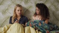 Find me in Paris – Lena (Jessica Lord, li.) und Ines (Eubha Akilade, re.) können sich an nichts mehr erinnern, was mit dem Zeitreisen zu tun hat. Denn Nico hat ihre sämtlichen Erinnerungen daran gelöscht. Aber Lena hat plötzlich das Gefühl, Henri zu kennen, doch sie kann Ines nicht erklären, wo sie ihm schon einmal begegnet sein könnte.