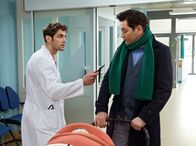 In aller Freundschaft – Philipp Brentano (Thomas Koch, rechts) bringt den kleinen Max nun doch zu einer ärztlichen Untersuchung in die Klinik, da er weiterhin nichts gegessen hat. Niklas Ahrend (Roy Peter Link) trifft auf Brentano und wirft ihm vor, viel zu nachlässig mit Max' Gesundheit umgegangen zu sein; bei seinem leiblichen Sohn Oskar hätte sich Brentano sicher viel früher Sorgen gemacht. Brentano weist die Vorwürfe von sich. Ein restlicher Zweifel, ob er Max tatsächlich unterbewusst spüren lässt, dass er nicht sein leiblicher Sohn ist, bleibt jedoch.