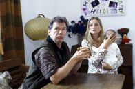 Die Rosenheim-Cops – Gar nicht erfreut sind die Eheleute Maria und Erwin Knot (Elisabeth von Koch, Bernd Tauber) über den überraschenden Besuch der beiden Kommissare.