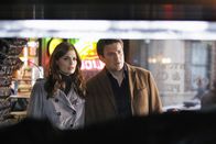 Castle – In einer Pizzeria bietet sich Richard Castle (Nathan Fillion, r.) und Kate Beckett (Stana Katic, l.) ein besonders grausamer Anblick ...