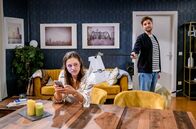 Sturm der Liebe – Maxi (Katharina Scheuba, l.) ist von Henrys (Elias Reichert, r.) Engagement für die Umwelt sehr angetan.