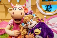 ABC Bär – "ABC Bär", Der ABC Bär und seine Tierfreunde reisen ab heute mit ihrem lustigen Baumhaus durch das Land, um ihre Zahl- und Buchstabenspiele aufzuführen und erleben dabei jede Menge spannender Geschichten.