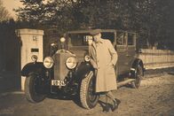 Richard Strauss - Skizze eines Lebens – Richard Strauss posiert vor seinem Auto.