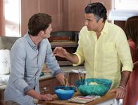 Jane the Virgin – Als Rogelio (Jaime Camil, r.) deprimiert ist, dass seine Pläne amerikanischer Schauspieler zu werden nicht ganz so laufen, wie gewünscht, schüttet er Michael (Brett Dier, l.) sein Herz aus ...