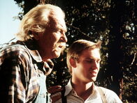 Die Waltons – John-Boy (Richard Thomas, r.) erzählt seinem Großvater Sam (Will Geer, l.) von seiner Idee ...