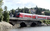 Eisenbahn-Romantik – Abfahrt der Regiobahn von Schluchsee in Richtung Titisee und Freiburg, die schönste Stelle am See mit Blick auf den Ort Schluchsee.