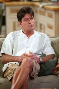 Two and a Half Men – Ist es leid, sich immer nur mit hirnlosen Frauen abzugeben: Charlie (Charlie Sheen) ...