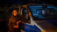 SOKO Wismar – Austauschpolizistin Stine Bergendal (Sidsel Hindhede, l.) und Polizeihauptmeister Kai Timmermann (Mathias Junge, r.) überwachen in der Nacht die Wildschweinjagd. Sie befürchten, dass Tierschützer ins Jagdschutzgebiet eindringen und sich selbst in Lebensgefahr bringen. Haben Tierschützer etwas mit der Ermordung von Jäger Hubertus Voss zu tun?