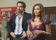 Desperate Housewives – Während Bree verzweifelt versucht herauszufinden, wer der Verfasser des ominösen Briefes ist, hofft, Renee (Vanessa Williams, r.) weiter, bei Ben (Charles Mesure, l.), dem neuen Nachbarn, landen zu können ...