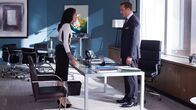 Suits – Rachel (Meghan Markle) ahnt, dass Harvey (Gabriel Macht) eine schwere Entscheidung in einem Fall treffen muss, der ihn persönlich sehr berührt.