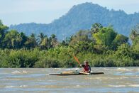 Gordon Ramsay: Kulinarische Abenteuer – Laos - Gordon Ramsay makes his way down the Mekong River, a vital source of food in Laos.