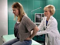 In aller Freundschaft – Dr. Kathrin Globisch (Andrea Kathrin Loewig, rechts) untersucht Bettina Wegner (Katja Studt). Die junge Mutter hat ihr neugeborenes Kind fallen lassen und wirkt sehr müde und kraftlos. Dr. Kathrin Globisch vermutet als Ursache Multiple Sklerose.