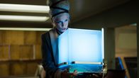 Stardust Hotel – Vero Sue (Sabine Vitua) beabsichtigt, mit Hilfe eines Trillians das Pokerspiel zu beeinflussen.