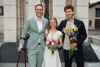 Reporter Spezial – Reporter Spezial – Donat auf Achse Von Ziegen, Hochzeiten und Organspende Folge 6 Tom (l.) und Svenja (M.) Gisler an ihrer Hochzeit in Altdorf 2026 Copyright: SRF/René Alfeld