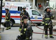 Chicago Fire – Chicago Fire Blockade - Let It Burn Staffel 4, Episode 1 Sie beobachten das Feuer mit Sorge: Jesse Spencer als Matthew Casey, Taylor Kinney als Kelly Severide