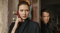 Mensch Mutti! – Mike (Marc Benjamin) belauscht heimlich ein Telefonat von Serafina (Frida-Lovisa Hamann).