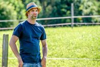 SOKO Kitzbühel – Während seines Undercover-Einsatzes erhält Lukas (Jakob Seeböck) eine überraschende Nachricht: Sein Haus ist baufällig, worum er sich eigentlich sofort kümmern müsste. Stattdessen sucht er mit dem SOKO-Team nach der Verbindung zweier Mordfälle.