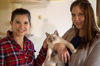 Anna und die Haustiere – Anna (links) und Marina mit dem Siamkater Aaron.