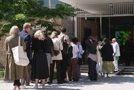 Kulturplatz – Besuchende vor dem Schweizer pavillion auf der Biennale 2026