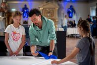 Magic Moves – Andreas übt bereits die ersten Tricks mit Anna und Jule.