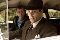 EUReKA - Die geheime Stadt – Um wieder nach Eureka zu kommen, bekommen Sheriff Carter, Allison, Joe, Henry und Fargo Hilfe von Dr. Grant (James Callis, r.), einem der Gründer des späteren Eureka. Er und Sheriff Carter (Colin Ferguson, l.) bereiten die Rückreise vor ...