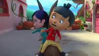 Pinocchio im Zauberdorf – Volpek hat einige Kinder in Esel verwandelt. Pinocchio (vorne) und Sophia (hinten) suchen nach Abhilfe.