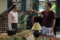 Two and a Half Men – Sind sich mal wieder nicht einig: Charlie (Charlie Sheen r.) und Alan (Jon Cryer, l.) ...